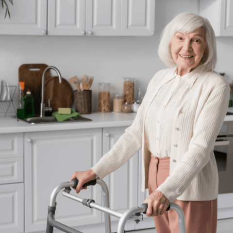 une femme avec un déambulateur dans un appartement