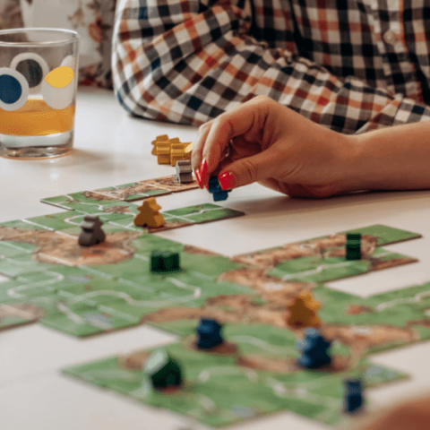 mains de personnes qui jouent à un jeu