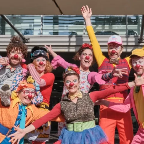 troupe de clowns devant l'hôpital