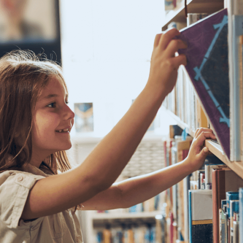 une fillette dans une bibliothèque