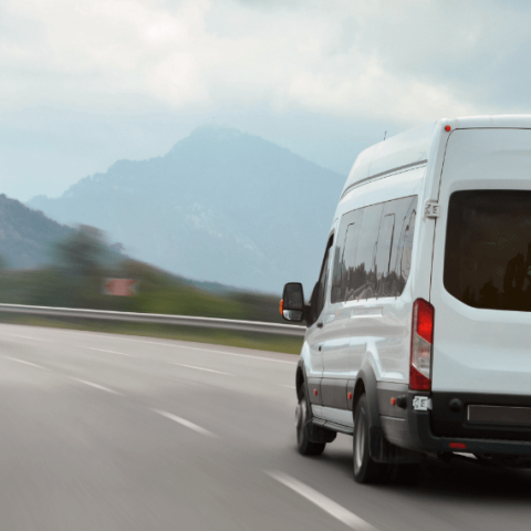 minibus sur une route 