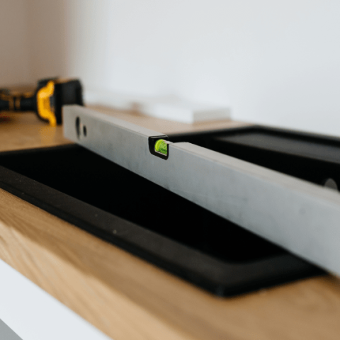 plan de travail de cuisine avec des outils de bricolage